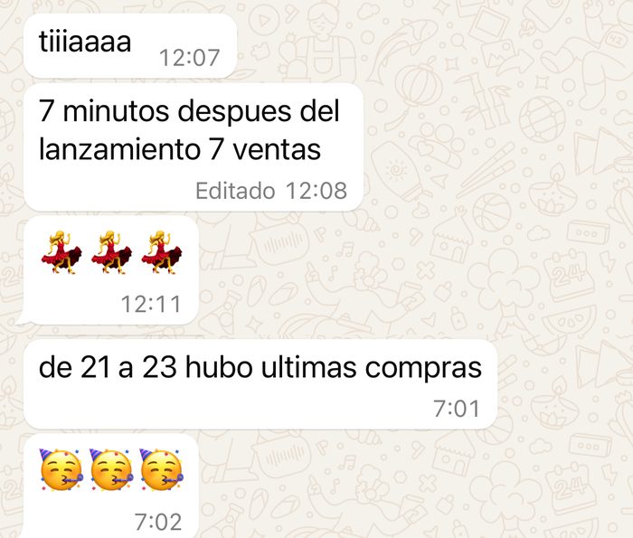 Mensajes de WhatsApp de una alumna: 7 minutos después del lanzamiento, 7 ventas; de 21 a 23 hubo últimas compras
